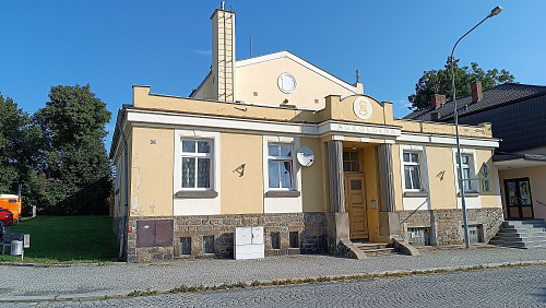 Starost o historickou budovu, k níž náleží i tři volejbalové kurty a hřiště na...