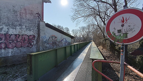 I po zahájení prací zůstane spojení pro pěší zachováno. Současná ocelová lávka...