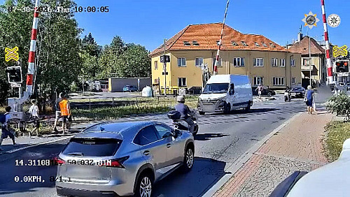 Ignorování červených světel, obcházení závor i hazard se životy cestujících ve...