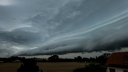 Shelf cloud nad Hradcem Králové (31. srpna 2026)
