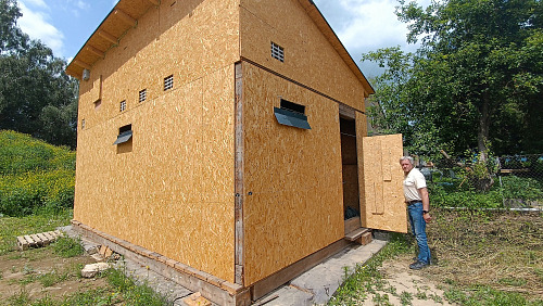 Vlaštovčí dům je jednoduchá dřevěná stavba za zhruba 150 tisíc korun. Domovem...