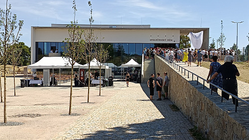 Venkovní úpravy a park u nového společenského domu vyšly na 31 milionů korun. V...