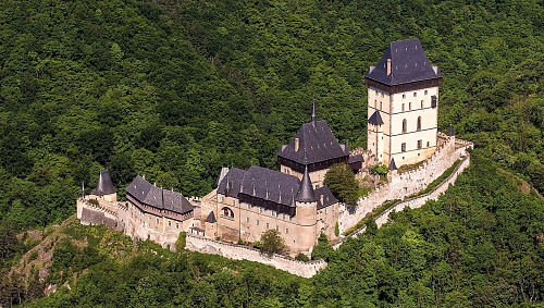 Karel IV. nechal Karlštejn vybudovat v polovině 14. století...