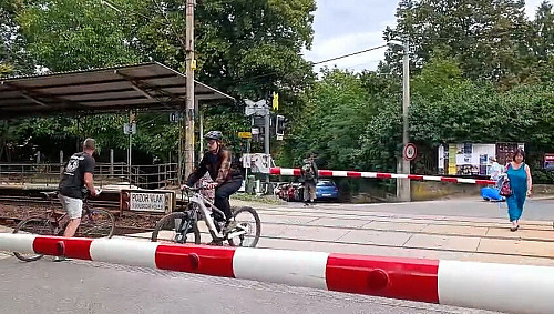 Technické závady a dlouhé minuty čekání na frekventovaném železničním přejezdu...