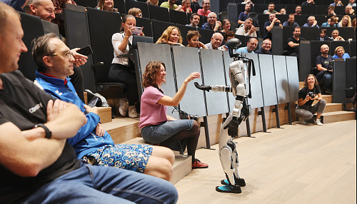 Představení dvojice humanoidních robotů na půdě vysoké školy polytechnické v...