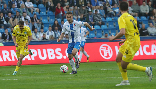 Filip Kubala z Baníku Ostrava vede balon během utkání proti Olomouci.