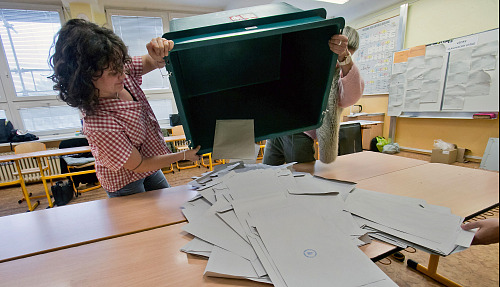 Volby do Poslanecké sněmovny 2025 - členky volební komise na 13. základní škole...