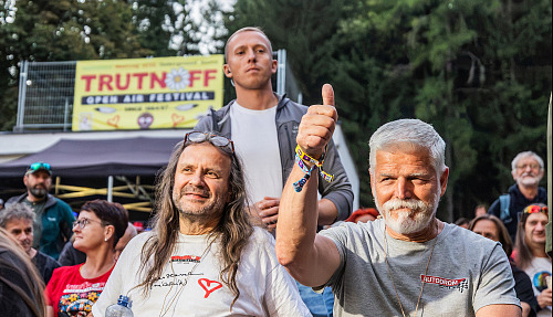 Prezident Petr Pavel dorazil na festival na trutnovském Bojišti kvůli koncertu...