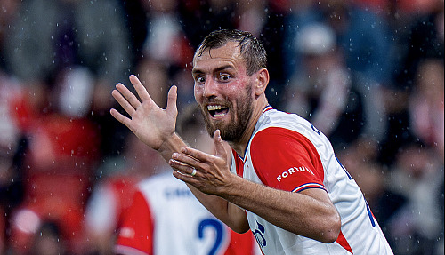 Tomáš Chorý ze Slavie reaguje v zápase s Plzní.