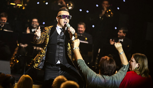 Jiří Ševčík a Pirate Swing Band s filharmoniky a Jankem Ledeckým (prosinec 2024)