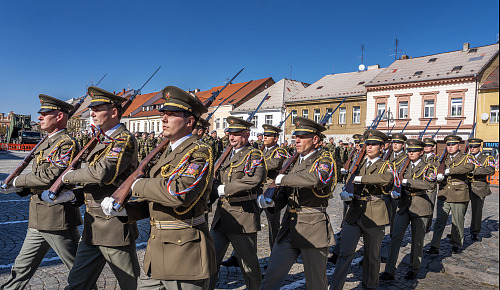 Z armádního praporu je pluk. Slavnostní nástup u příležitosti vzniku Pluku...
