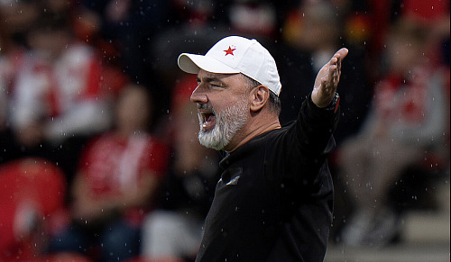 Trenér Jindřich Trpišovský ze Slavie dává pokyny v utkání s Plzní.