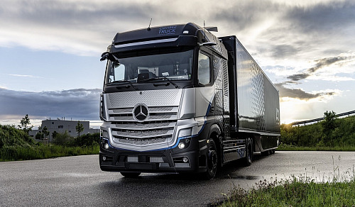 Daimler Truck testuje prototyp tahače Mercedes-Benz GenH2Truck s palivovými...