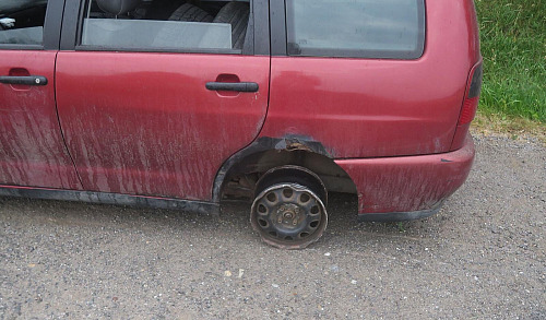 Řidič havaroval s vypůjčeným autem. Nadýchal přes dvě promile.