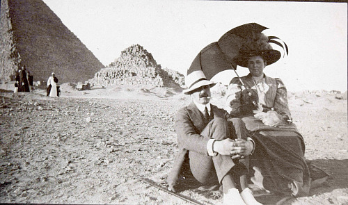 V Gíze. František Josef Auersperg s chotí Vilemínou pod pyramidami v Gíze.