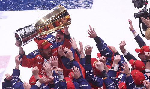 Pardubičtí hráči se natahují po trofeji pro vítěze extraligy, kterou třímá...