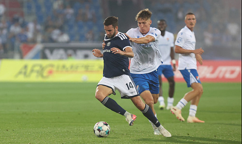 Olomoucký záložník Marko Soldo si kryje míč před Jiřím Míčkem z Baníku.