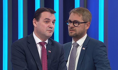 Petr Macinka (Motoristé) a Matěj Ondřej Havel (TOP 09) během nedělní debaty v...