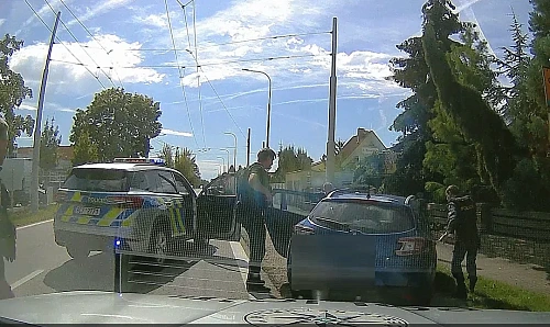 Policisté zastavili kradené vozidlo s kradenými věcmi v budějovické čtvrti...
