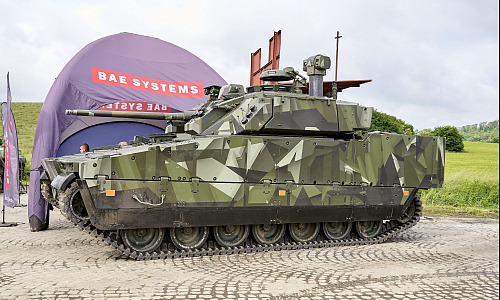 Pásová vozidla CV90, která vyvinula švédská společnost BAE Systems Hägglunds,...
