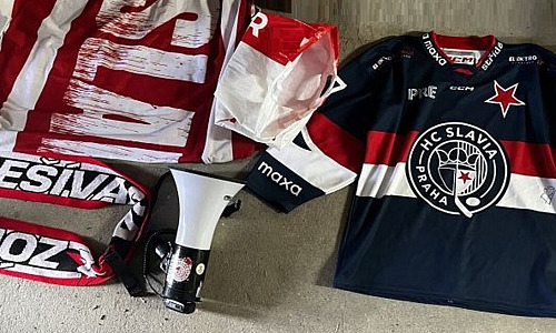 Jihlavští fans uloupili svým slávistickým protějškům fanouškovské vybavení....