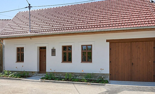 V rodném domě arcibiskupa Matochy v Pitíně vzniklo muzeum a komunitní centrum....