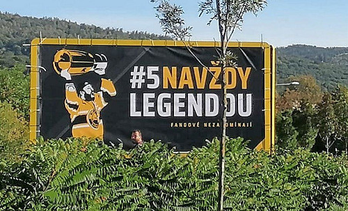 Nejvěrnější fanoušci hokejového Litvínova před plakáty vzdali hold bývalému...