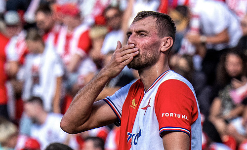 Útočník Tomáš Chorý ze Slavie se raduje z gólu.