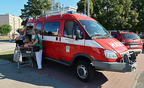 Obec vozí seniory z Hřibojed na nákupy do Dvora Králové nad Labem.
