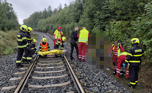Hasiči těžce zraněnou dívku přenášeli stovky metrů k sanitce. (26. srpna 2026)