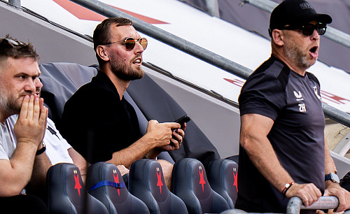 Tomáš Chorý podporuje z tribuny Slavii v utkání proti Pardubicím.