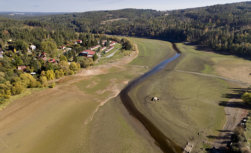 Vyschlá přehrada Hracholusky na Plzeňsku odhaluje další zatopené objekty....