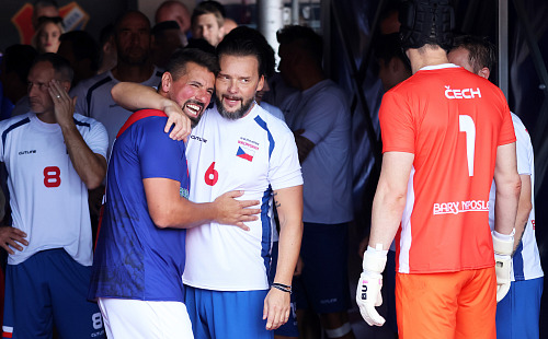 Milan Baroš v objetí s Markem Jankulovským.