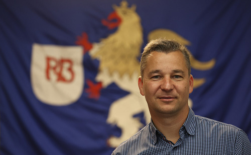 Čtyřiačtyřicetiletý Aleš Boháč, který už osm let coby starosta vede obvod...
