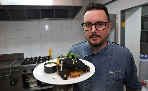 Šéfkuchař Jan Mikeš z restaurace PZKO ve Stonavě na Karvinsku se svou...
