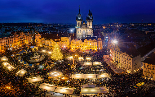 Vánoční trhy v Praze na Staroměstském náměstí 2025.