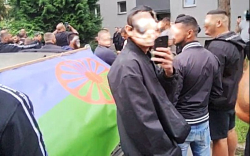 Momentka z protestu Romů před údajným bydlištěm  útočníka na jednoho z...