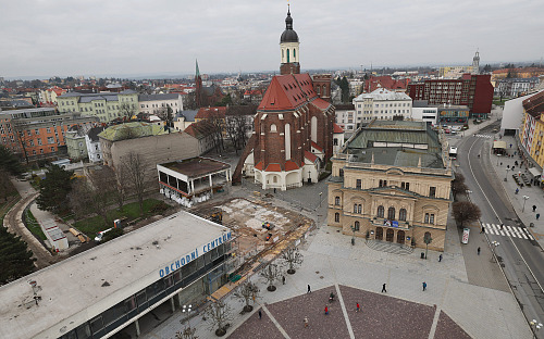 Pohled z radniční věže, tzv. Hlásky, na Horní náměstí v centru Opavy po...