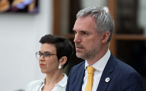 Tisková konference Pirátské strany z Poslanecké sněmovny. Na snímku zleva...