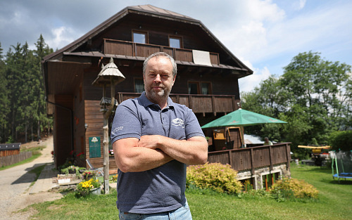 Beskydská chata Kmínek na hřebenové trase mezi Bumbálkou a Visalajemi patří...