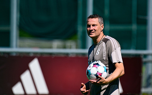 Kouč sparťanských fotbalistů Brian Priske na otevřeném tréninku.