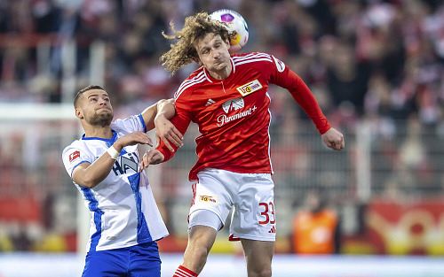 Alex Král (vpravo) z Unionu Berlín v souboji s Fabianem Nurnbergerem z...
