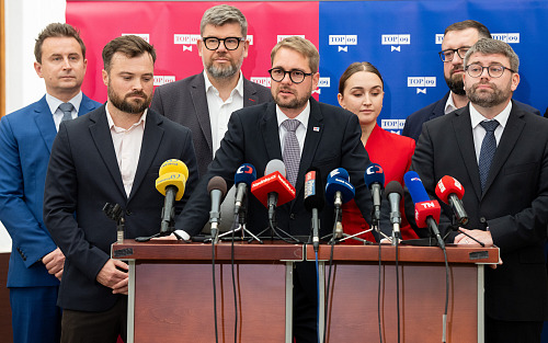 Matěj Ondřej Havel (u mikrofonu) na tiskové konferenci poslaneckého klubu TOP...