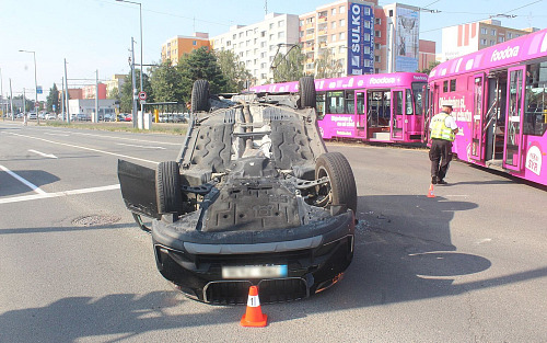 Na křižovatce olomouckých ulic Velkomoravská a Rooseveltova narazila tramvaj do...