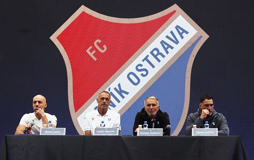 Mluvčí klubu Marek Lorenc, šéf sportovního úseku Luděk Mikloško, trenér Roman...