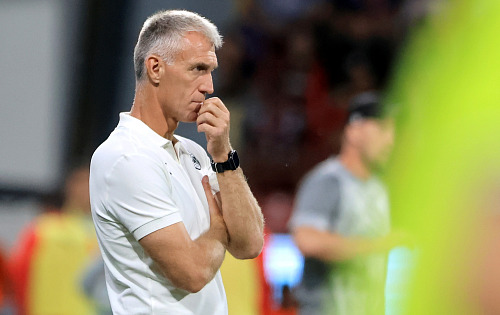 Plzeňský trenér Martin Hyský dumá během utkání se Zbrojovkou Brno.