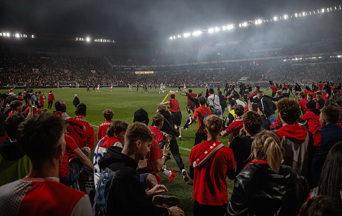Slavističtí fanoušci bezhlavě vbíhají na hřiště, ačkoliv derby se Spartou ještě...