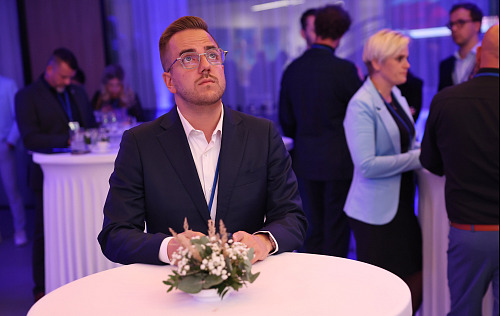 Lídr ostravské kandidátky hnutí ANO Richard Vereš ve volebním štábu vyhlíží...