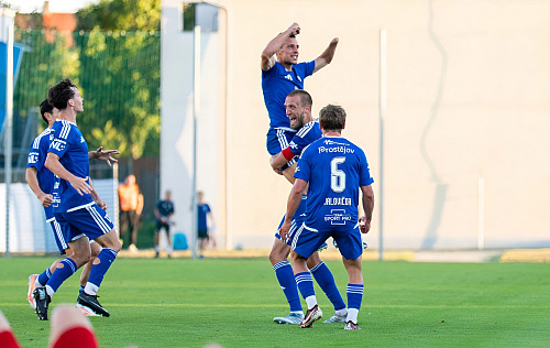 Jan Kadlec (nahoře) slaví gól se spoluhráči z Prostějova.