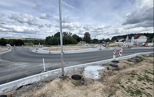 V Třemošné u Plzně už se znovu jezdí po obchvatu poté, co silničáři zprovoznili...
